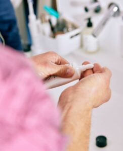 Une personne applique ma crème mains dans sa salle de bain