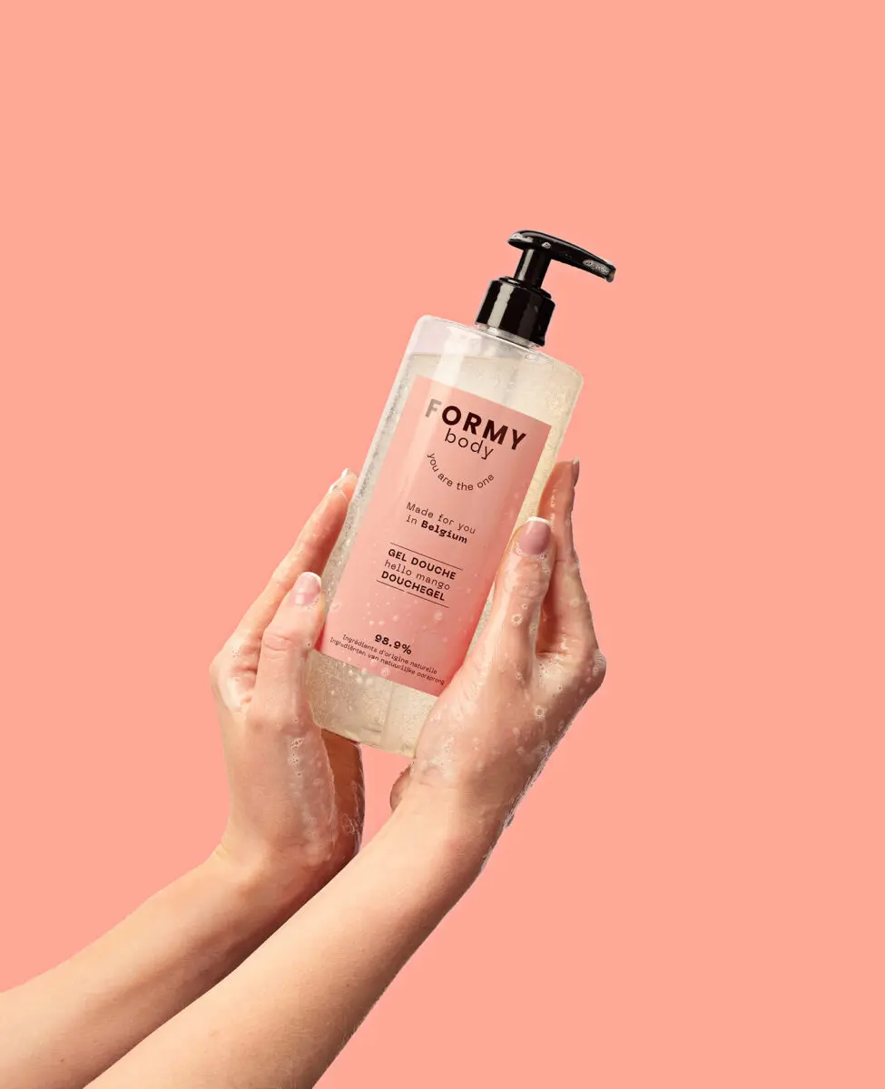 Deux mains qui tiennent mon gel douche Hello Mango