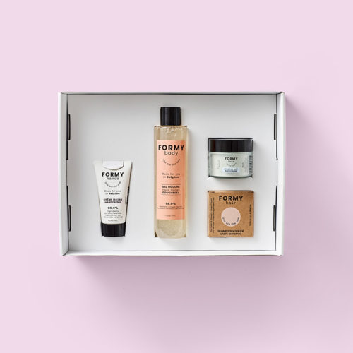 Coffret cadeau blanc avec un gel douche hello mango, une crème mains, une crème de nuit pour le visage et un shampoing solide