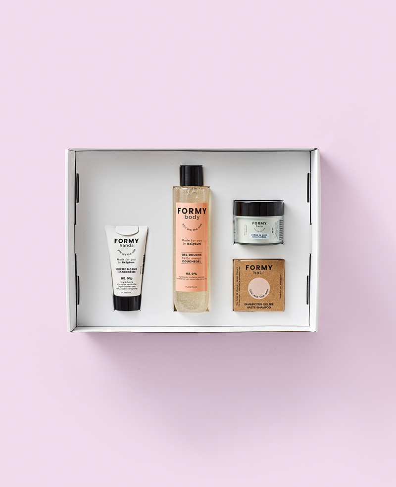 Coffret cadeau blanc avec un gel douche hello mango, une crème mains, une crème de nuit pour le visage et un shampoing solide