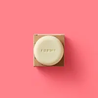 Mon shampoing solide pour cheveux colorés posé sur son étui en carton recyclé