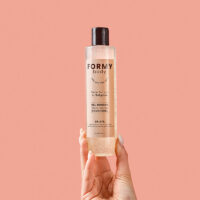 Une main tient mon gel douche Hello Mango 250ml
