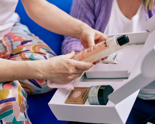 Photo d'une personne découvrant son coffret cadeau