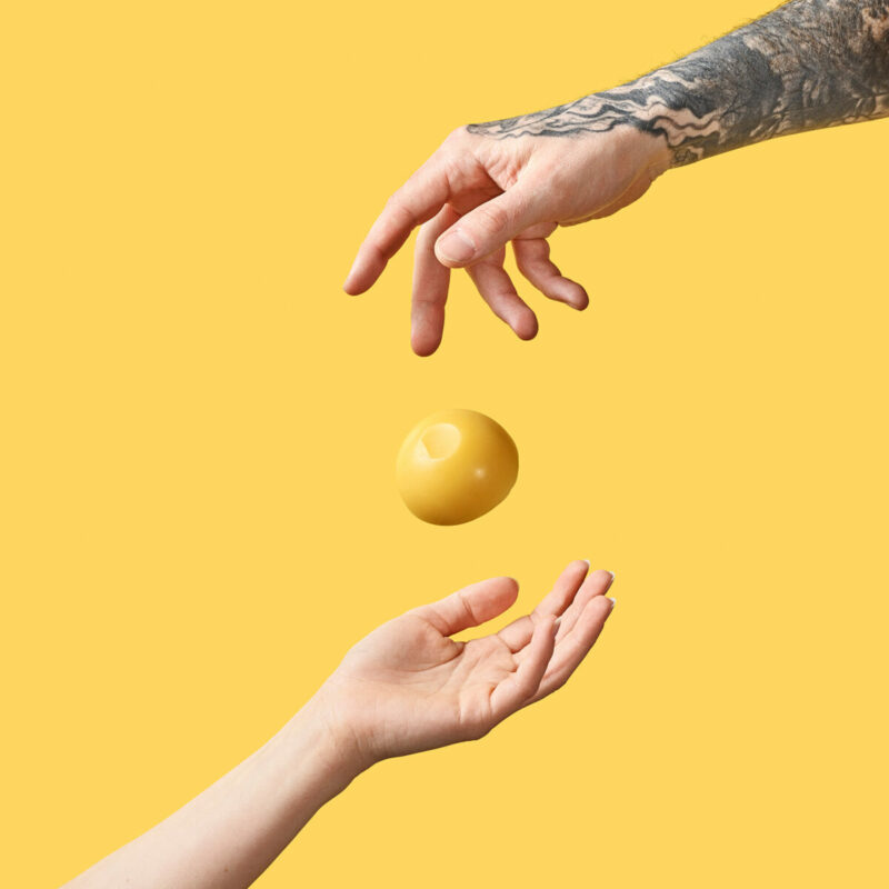 Photo de deux mains se donnant l'après-shampoing FORMY.