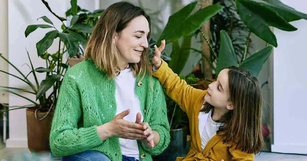 Une mère et sa fille. La petite fille met de la crème visage FORMY sur le visage de sa mère.
