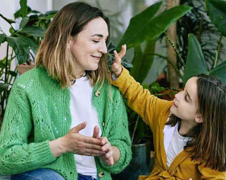 Une mère et sa fille. La petite fille met de la crème visage FORMY sur le visage de sa mère.