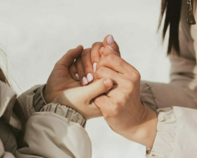 Deux personnes se tenant les mains en symbole de solidarité