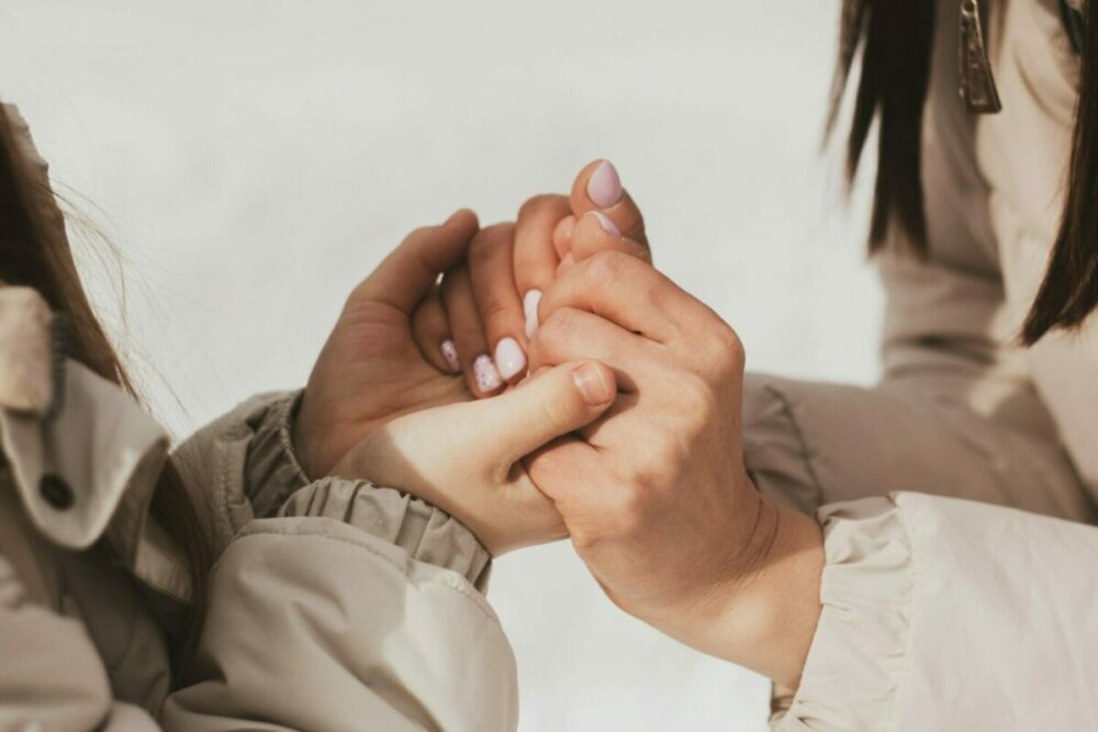 Deux personnes se tenant les mains Deux personnes se tenant les mains en symbole de solidarité