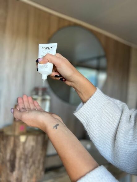 Photo de mains d'une femme utilisant la crème pour les mains FORMY, les cosmétiques naturellement solidaires