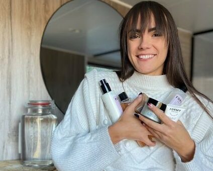 Une jeune femme avec des produits FORMY plein les mains.