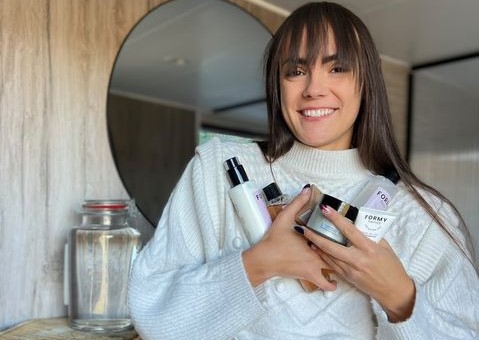 Une jeune femme avec des produits FORMY plein les mains.
