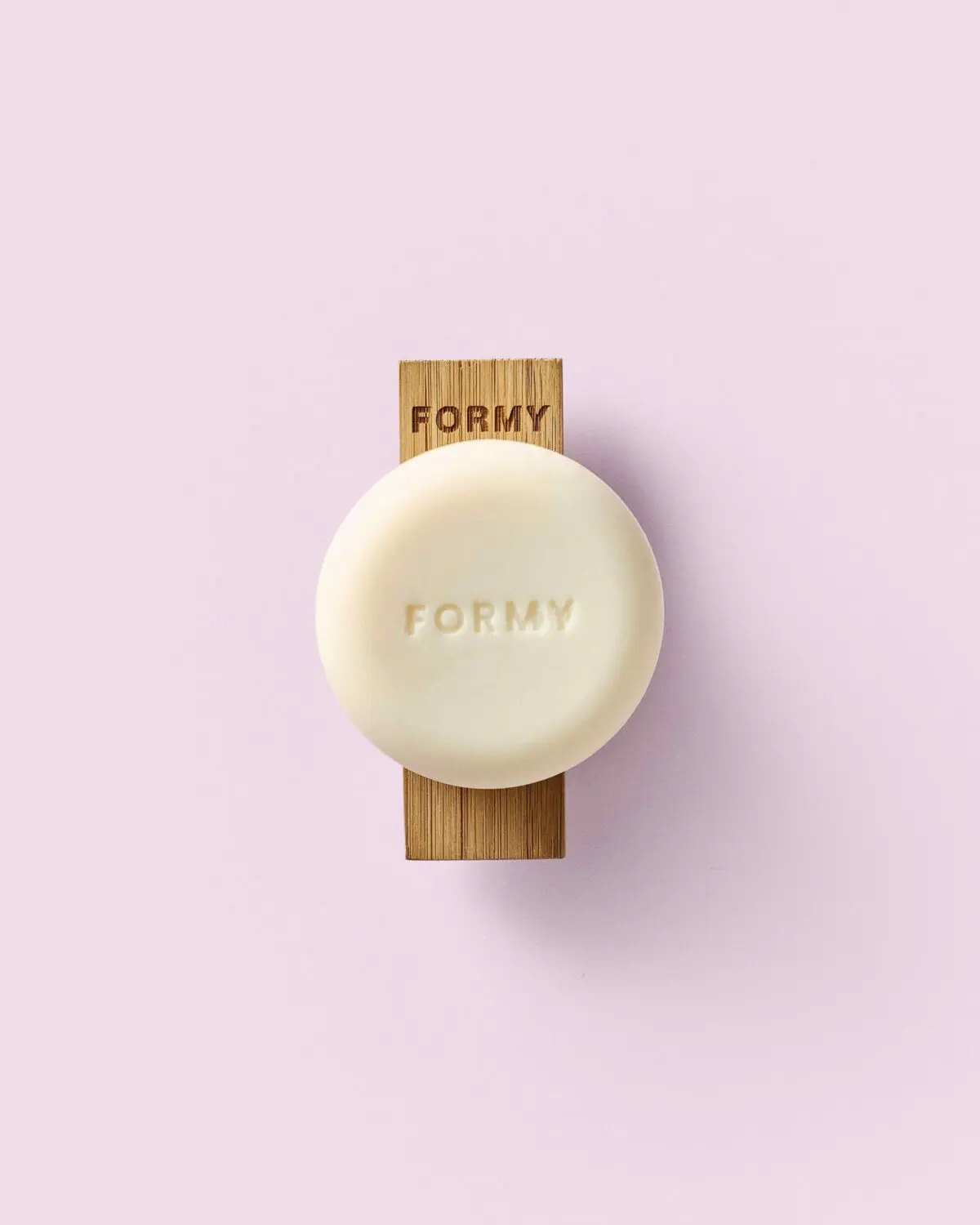 Un shampoing solide tous types de cheveux sur mon porte-savon aimanté
