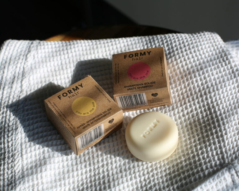 Shampoing et après-shampoing solide FORMY sur un essuie blanc
