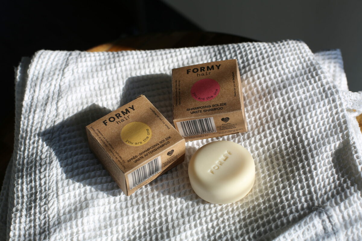 Shampoing et après-shampoing solide FORMY sur un essuie blanc