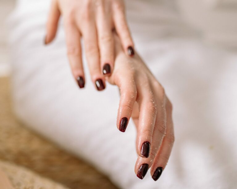 Deux mains utilisant un gommage