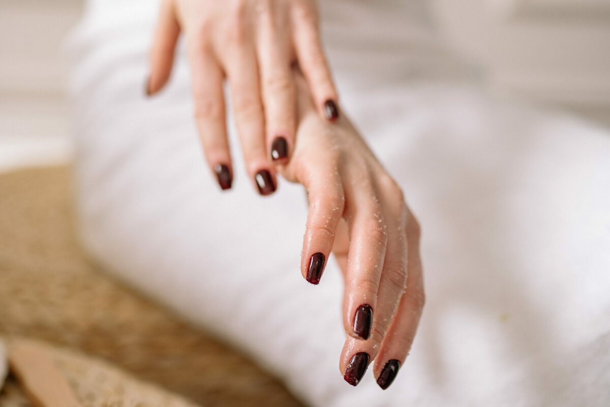 Deux mains utilisant un gommage