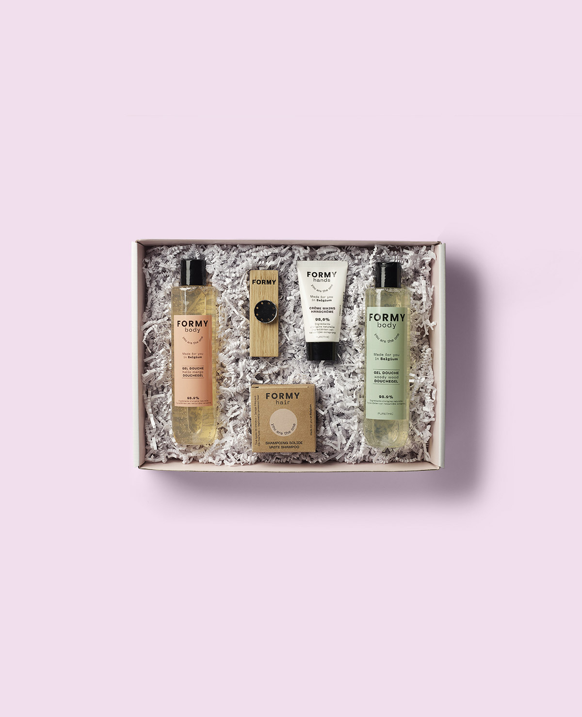 Photo du coffret Natur'Elle FORMY contenant 5 produits de cosmétique naturels. Deux gel douche, une crème main, un porte savon et un shampoing solide.