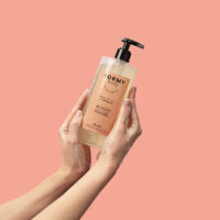 Deux mains avec de la mousse tiennent mon gel douche Hello Mango 500ml