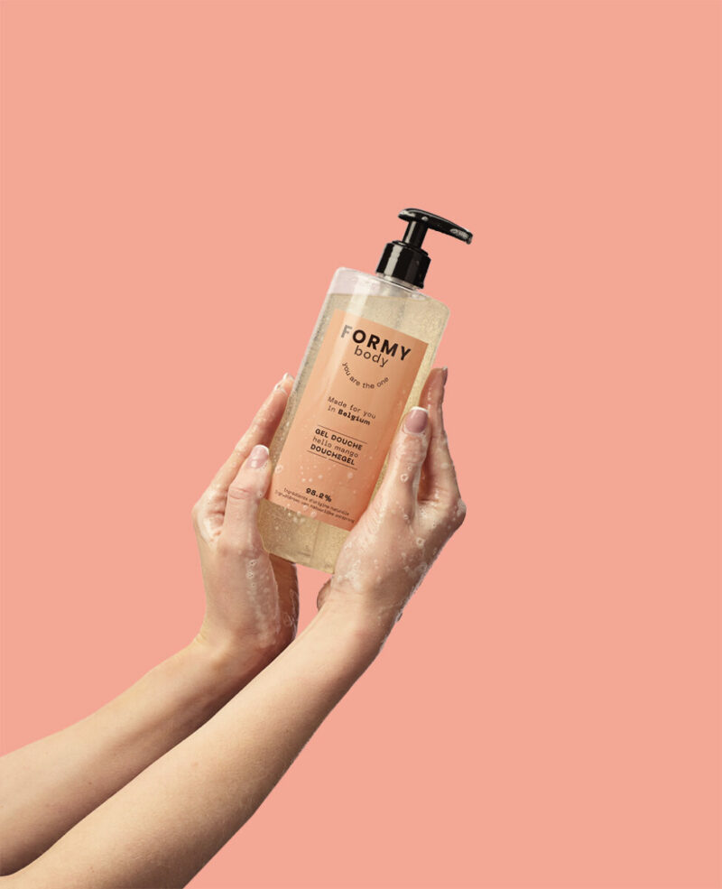 Deux mains avec de la mousse tiennent mon gel douche Hello Mango 500ml