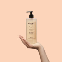 Le gel douche Sweety Peachy en format 500 ml tenu par une main