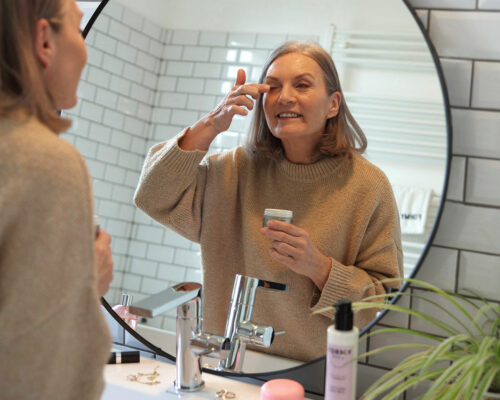 Femme testant le baume démaquillant FORMY sur ses paupières