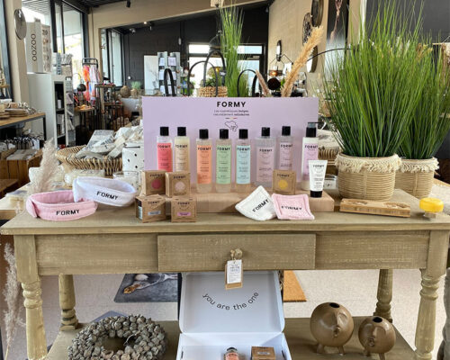 FORMY stand dans une boutique avec toute la gamme de cosmétiques