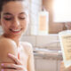 Femme dans son bain utilisant le Gel douche Sweety peachy FORMY