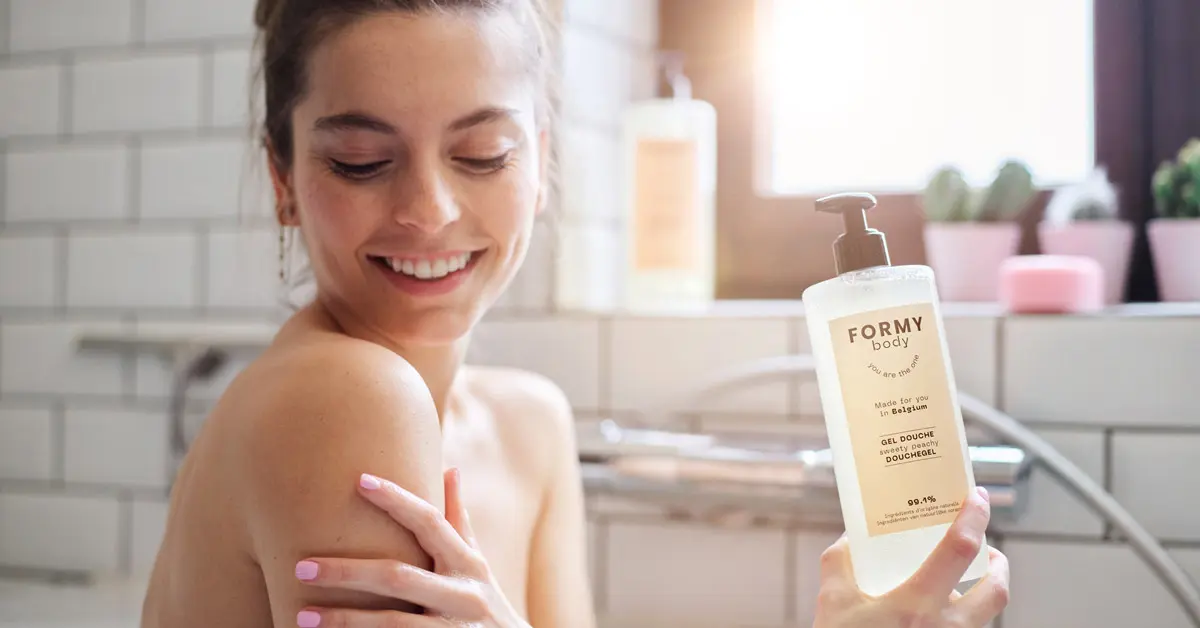 Femme dans son bain utilisant le Gel douche Sweety peachy FORMY Femme dans son bain utilisant le Gel douche Sweety peachy FORMY