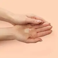Du gel douche Sweety Peachy dans le creu d'une main