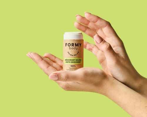Deux mains tiennent mon déodorant solide