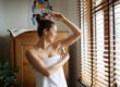Femme qui se met du déodorant FORMY sous le bras