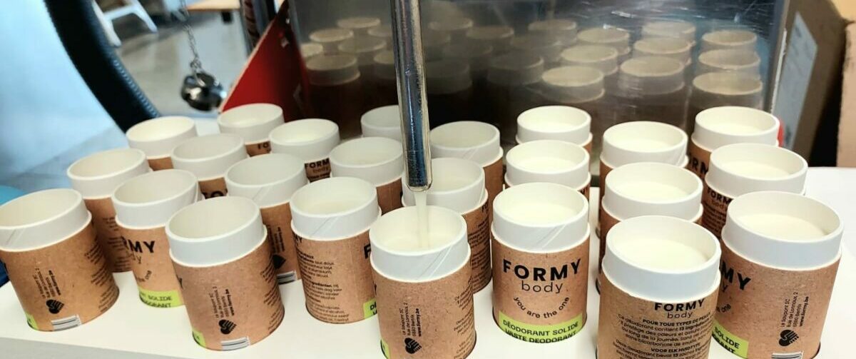 Déodorants FORMY Remplissage des déodorants lors de la production