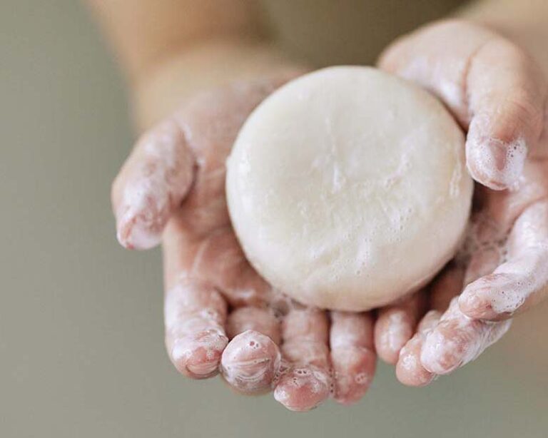 Photo d'un shampoing solide dans les mains d'un enfant