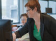 Photo de deux femmes devant un ordinateur dans leur bureau