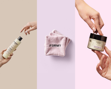 Photo de trois produits FORMY, un shampoing liquide tous types de cheveux, un coton rose brodé FORMY et un baume démaquillant FORMY