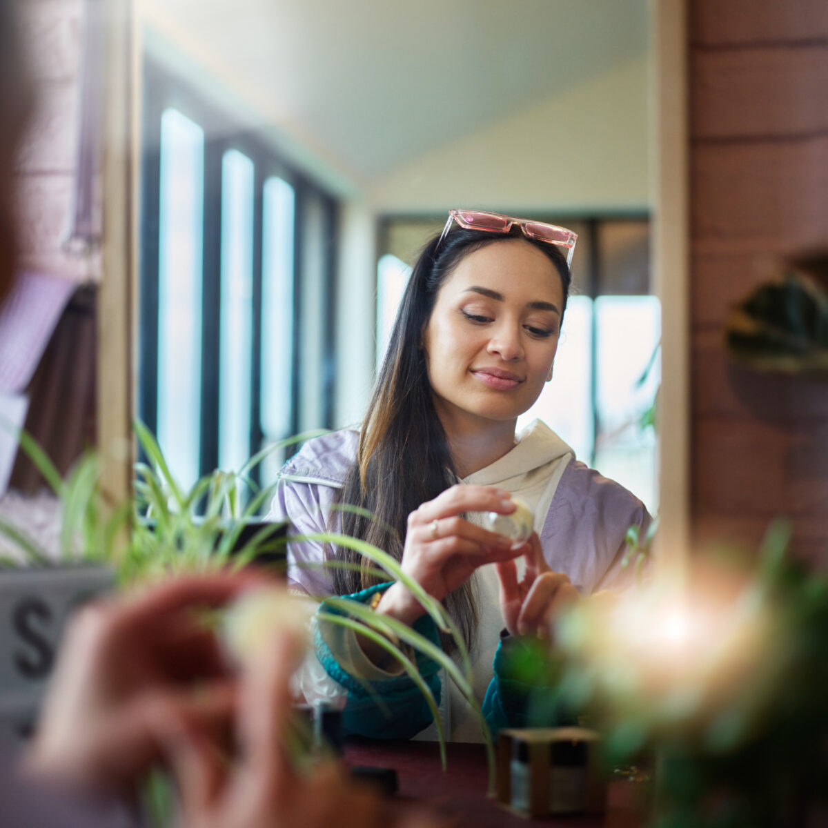 Baume lèvres FORMY Photo d'une femme qui teste un baume à lèvres