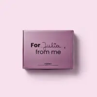 Le coffret cadeau Wond’her #1 est composé de 6 produits de la gamme Formy dont 2 accessoires. Vous y retrouverez donc mon eau micellaire 250 ml, ma crème corps, mon savon solide à la cerise, mon baume lèvres ainsi que mon essuie pour le visage et mon coton démaquillant réutilisable en fibres de bambou.