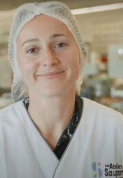 Une photo de profil d'une femme qui travaille à la qualité