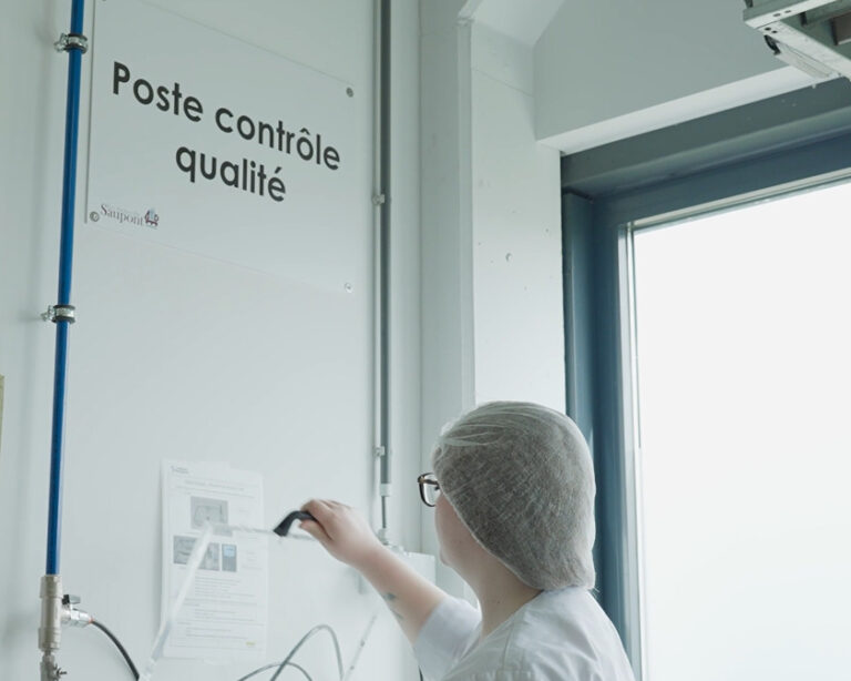 Une femme qui travaille à la qualité