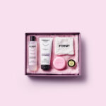 Le coffret cadeau Wond’her #1 est composé de 6 produits de la gamme Formy dont 2 accessoires. Vous y retrouverez donc mon eau micellaire 250 ml, ma crème corps, mon savon solide à la cerise, mon baume lèvres ainsi que mon essuie pour le visage et mon coton démaquillant réutilisable en fibres de bambou.