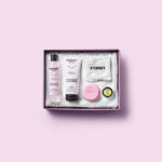 Le coffret cadeau Wond’her #1 est composé de 6 produits de la gamme Formy dont 2 accessoires. Vous y retrouverez donc mon eau micellaire 250 ml, ma crème corps, mon savon solide à la cerise, mon baume lèvres ainsi que mon essuie pour le visage et mon coton démaquillant réutilisable en fibres de bambou.