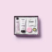 Le coffret cadeau Wond’her #1 est composé de 6 produits de la gamme Formy dont 2 accessoires. Vous y retrouverez donc mon eau micellaire 250 ml, ma crème corps, mon savon solide à la cerise, mon baume lèvres ainsi que mon essuie pour le visage et mon coton démaquillant réutilisable en fibres de bambou.