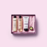 Le coffret cadeau Wond’Her #2 comprend 5 références, mon shampoing liquide tous type de cheveux, mon gel douche sweety peachy en 250 ml,  ma crème corps, mon baume lèvres avec sa douce odeur de madeleine, ainsi que mon essuie pour le visage en fibres de bambou, naturellement doux.