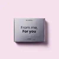 Le coffret cadeau Wond’Him comprend 4 références: mon shampoing tous types Woody Wood, mon gel douche Woody Wood,  mon déodorant solide ainsi que mon essuie en bambou.