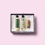 Le coffret cadeau Wond’Him comprend 4 références: mon shampoing tous types Woody Wood, mon gel douche Woody Wood,  mon déodorant solide ainsi que mon essuie en bambou.