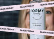Een foto van een vrouw met mijn douchegel in haar handen met doorgestreepte Black Friday-reclames