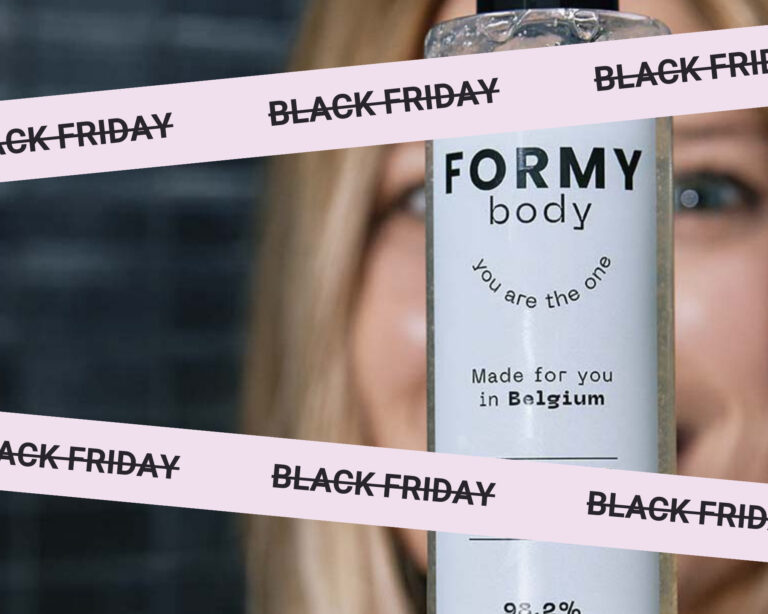 Une image d'une femme qui tient mon gel douche avec des annonces black friday barées