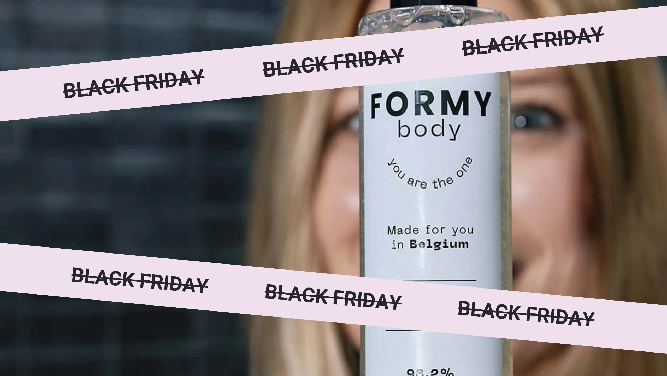 Green Friday Une image d'une femme qui tient mon gel douche avec des annonces black friday barées