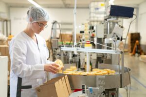 Une femme qui regarde des produits de cosmétiques