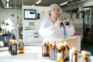 Une femme qui regarde des produits de cosmétiques